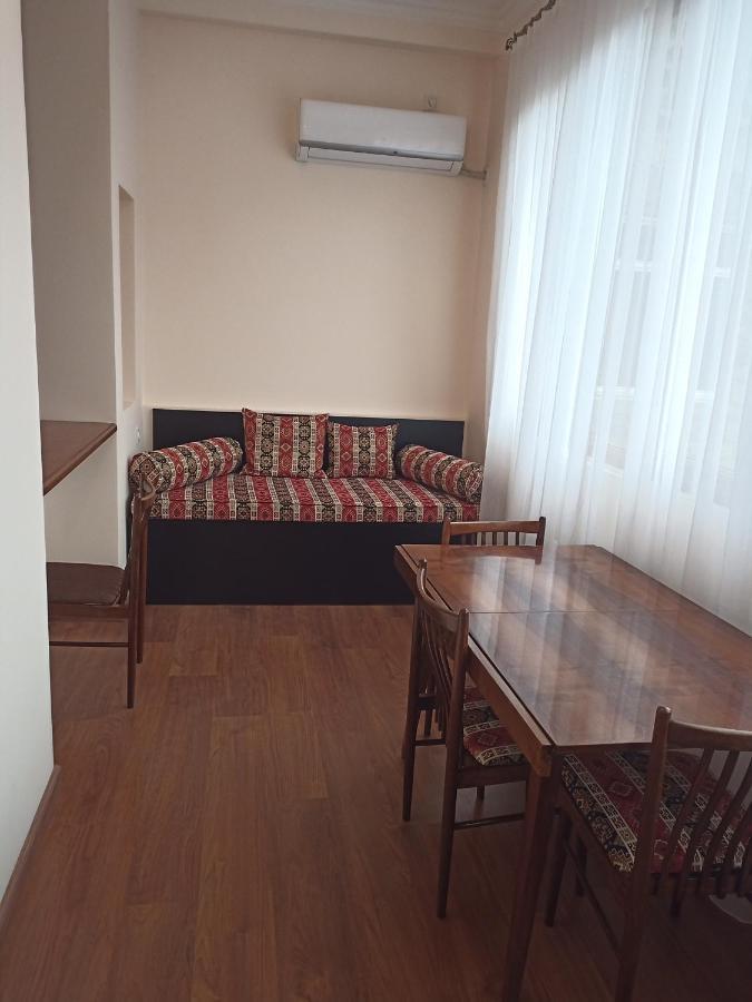 Spacious One Bedroom Apartment In The City Centre Yerevan Exterior foto